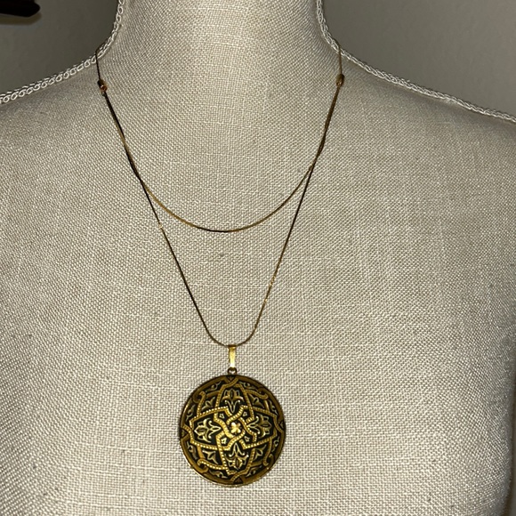 🫶🏼Gold and Black Pendant with adjustable gold tone chain - Picture 1 of 4